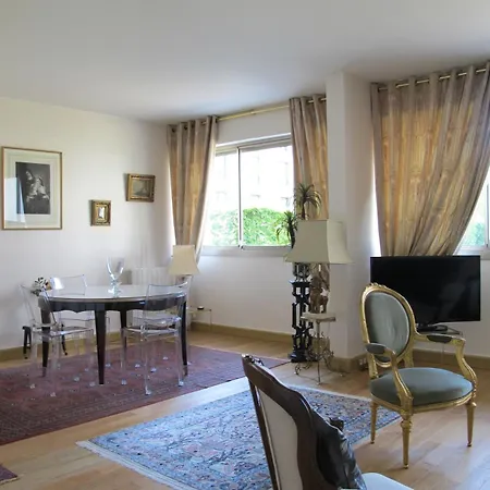 Chic Paris Apartment With Local Vibe And Metro Access