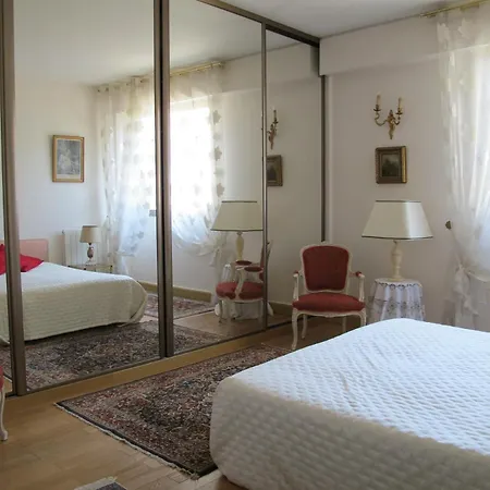 Chic Paris Apartment With Local Vibe And Metro Access *