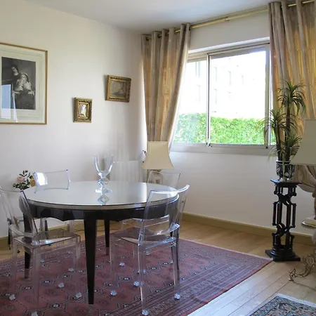 Chic Paris Apartment With Local Vibe And Metro Access *