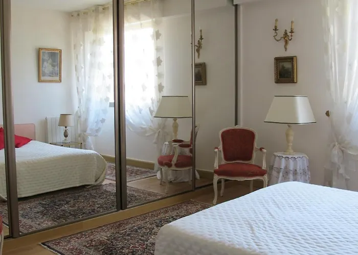 Chic With Local Vibe And Metro Access *