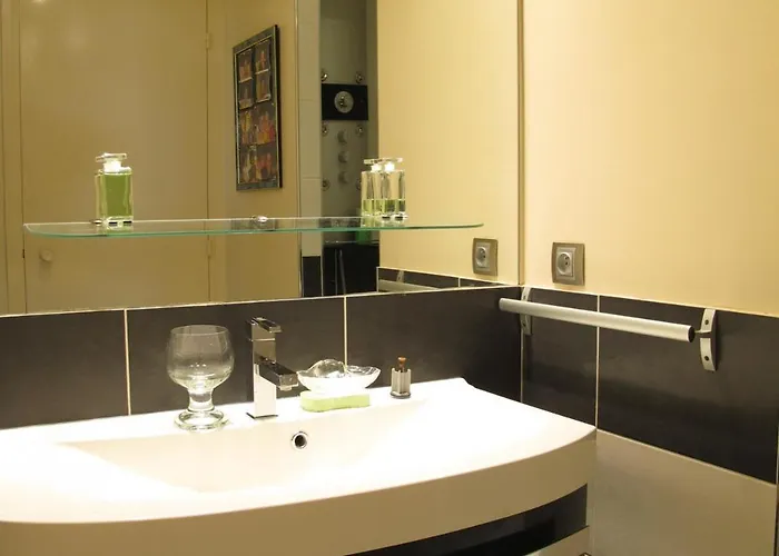 Chic With Local Vibe And Metro Access * باريس