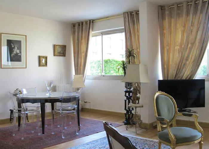 Chic With Local Vibe And Metro Access