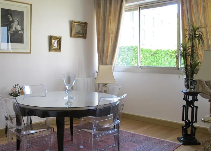 Chic With Local Vibe And Metro Access *